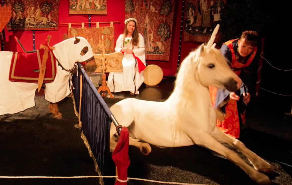 théâtre médiéval avec poneys, sur les tapisseries de la dame à la licorne moyen age